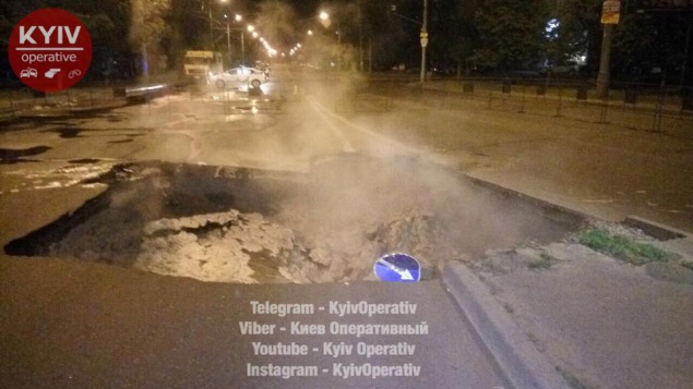 На Оболони в Киеве прорвало теплосеть: 25 домов остались без воды