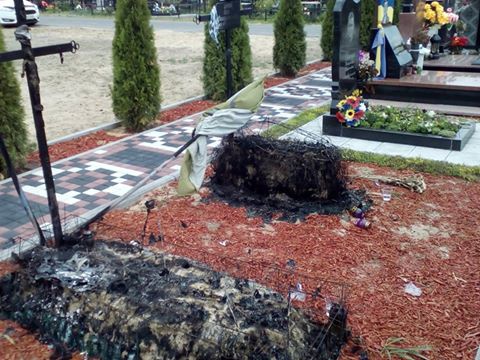 На кладбище в Ирпене сожгли могилы бойцов АТО