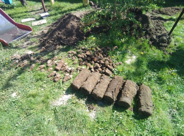 В селе на Киевщине возле детской площадки нашли снаряды и взрывчатку