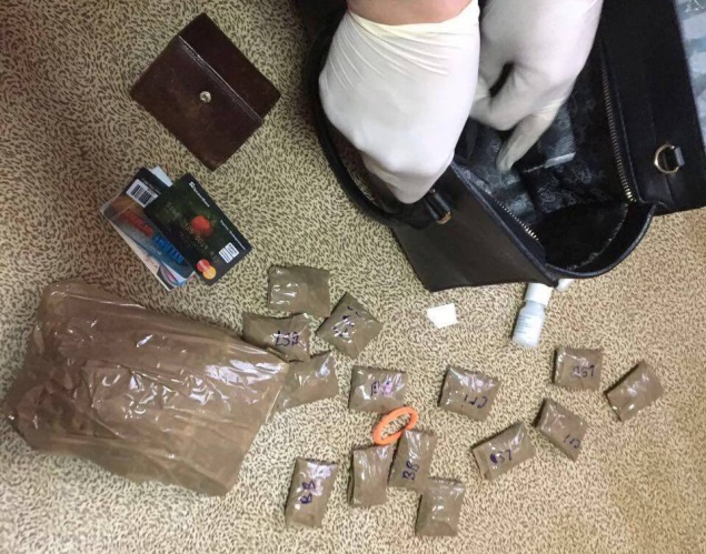 На Киевщине парень по почте получил килограмм наркотиков из Нидерландов (фото)