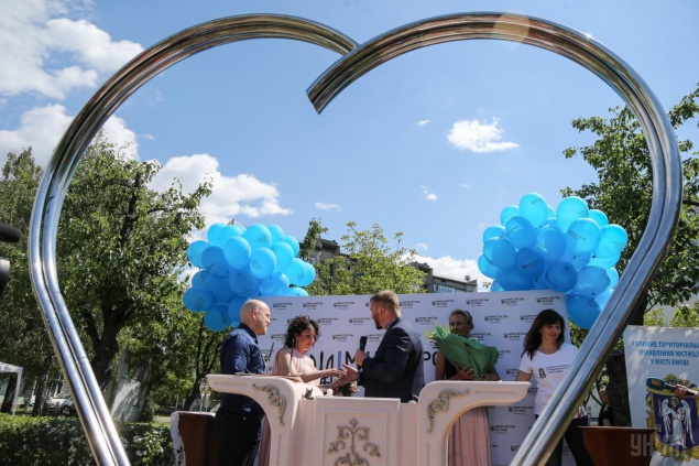 В Дарницком районе  Киева открыли “Сквер влюбленных”, где можно официально зарегистрировать брак (фото)
