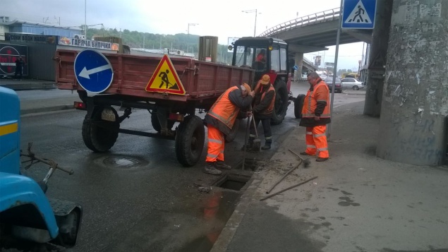 Киевские дорожники начали активно чистить ливнеприемники и сливоприемные колодцы
