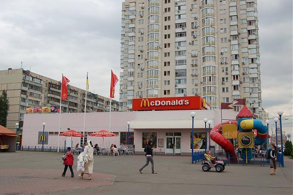 В Киеве возле McDonald's убили мужчину (видео)