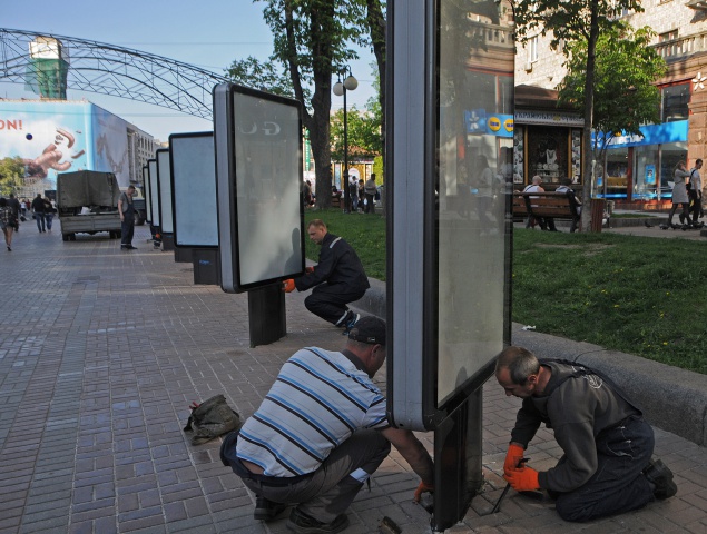 В центре Киева начали убирать рекламу (фото)