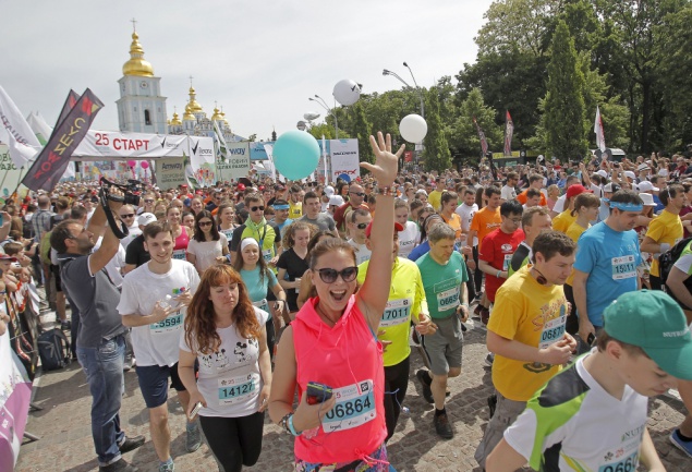 В юбилейном “Пробеге под каштанами” соревновались более 17 тыс. бегунов (фото, видео)