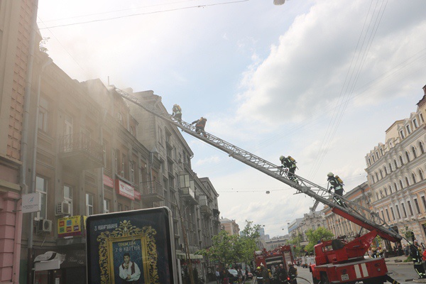 Девять машин спасателей тушили пожар в киевском хостеле (фото, видео)