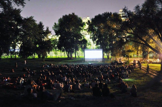 Бесплатный летний кинотеатр откроет новый сезон в киевском парке “Наталка”