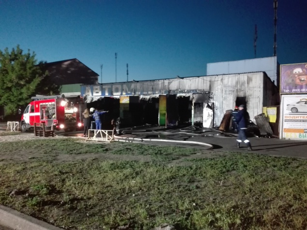 Киевские спасатели почти 1,5 часа тушили пожар на автомойке