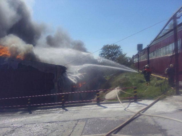 В Березани на Киевщине горят склады суконной фабрики (фото, видео)