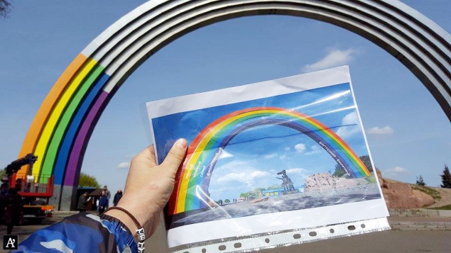Цветная инсталляция на Арке дружбы народов может повредить памятник - депутаты Киевсовета