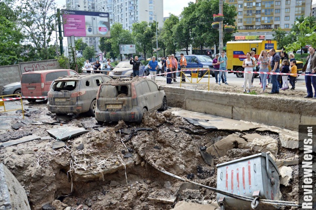 В “Киевэнерго” рассказали, как обращаться за компенсацией ущерба из-за прорыва трубы на Голосеевском проспекте