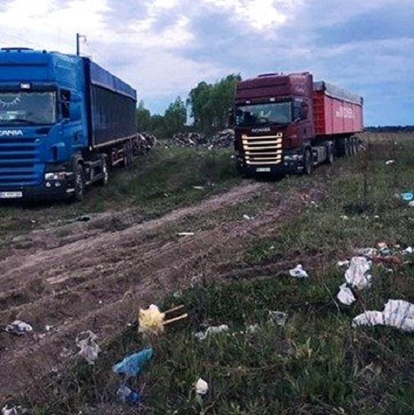 На Киевщине полиция взялась расследовать очередной факт незаконного выброса мусора (фото, видео)