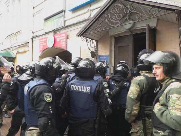 9 мая в Киеве: столкновения, блокирован офис ОУН, акции (фото, видео)