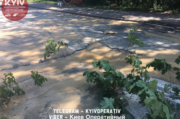 В Киеве очередной прорыв трубы: целый микрорайон остался без воды