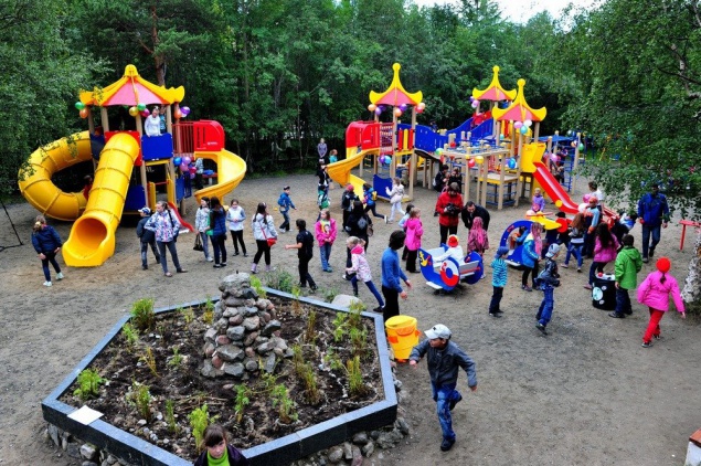 На столичном Подоле обещают до конца года построить 40 детских площадок