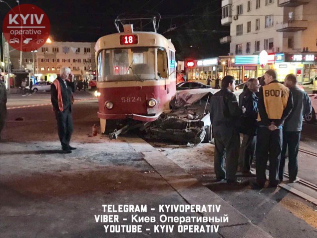 Ночью в Киеве народный депутат протаранил трамвай (фото, видео)