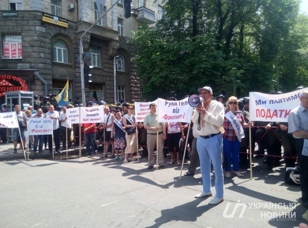 Работники киевского завода “Фанплит” устроили забастовку в защиту своего предприятия (фото)