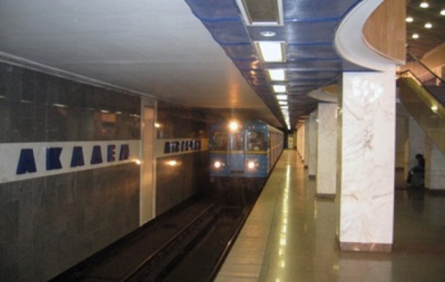 Под поезд столичного метро упал человек