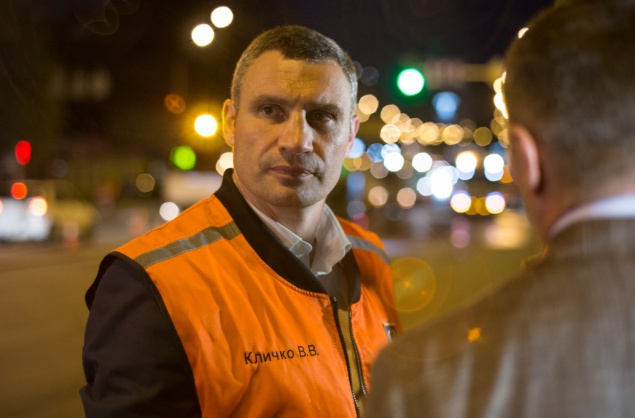 Мэр Кличко сегодня ночью проинспектировал ремонт дороги на улице Васильковской (фото)