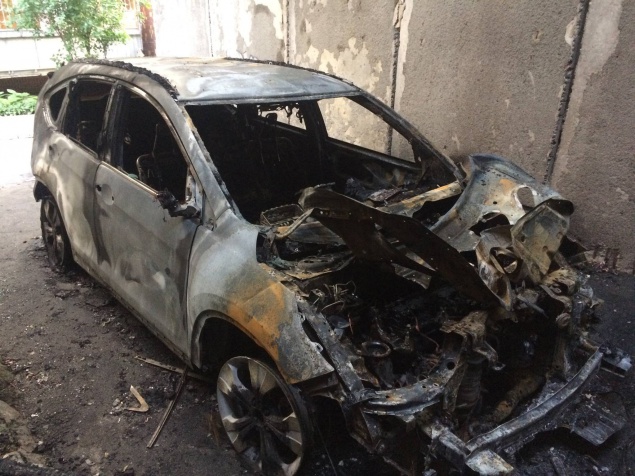 В центре Киева дотла сгорела иномарка