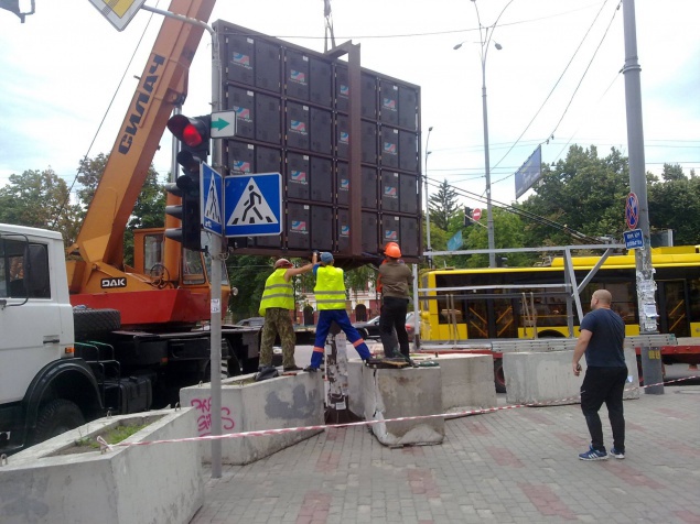 В Киеве продолжается демонтаж незаконной рекламы
