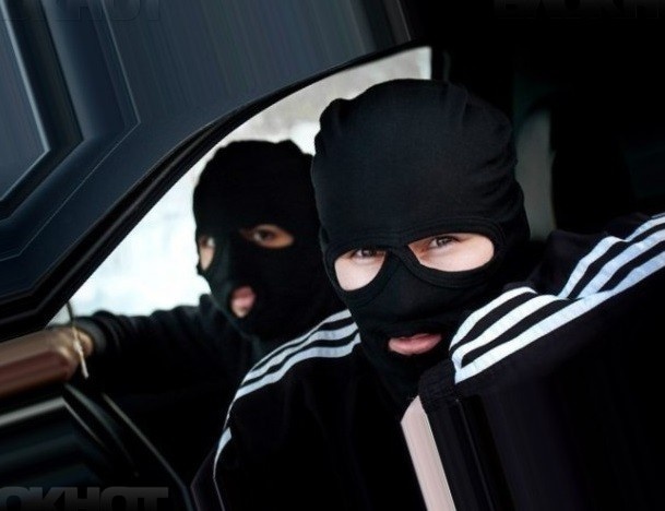 В Киеве 20 дерзких грабителей в масках украли из магазина шоколадки