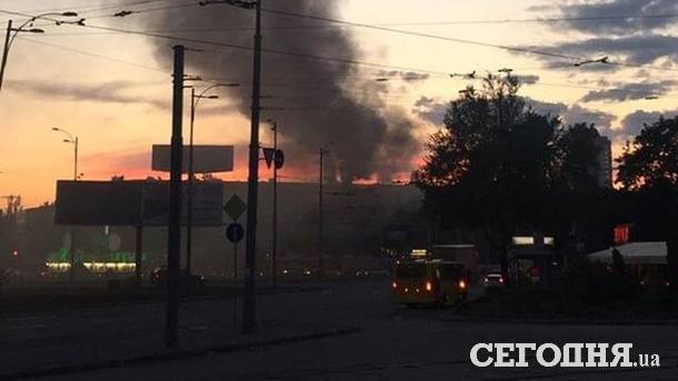 На Дарницкой площади в Киеве произошел масштабный пожар в жилом доме (фото, видео)