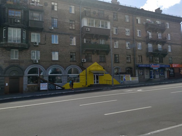 Киевлян взбудоражил нестандартный фасад магазина на Васильковской