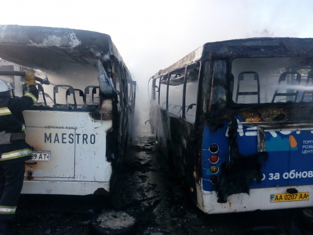 На автостоянке в Борисполе сгорели сразу два автобуса (фото)