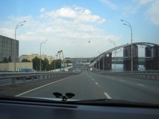 На три месяца ограничат движение на Набережно-Рыбальской дороге в столице