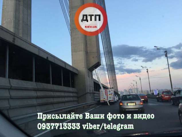 Руферы-неудачники в Киеве застряли на Южном мосту (фото)