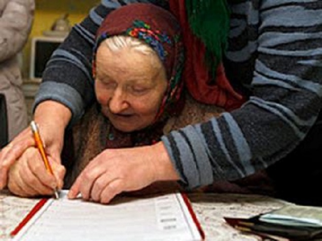 Депутата Макаровского райсовета Киевщины обвиняют в том, что он “отжал” квартиру у 90-летней старушки