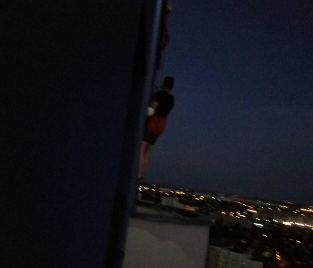 Столичные спасатели сняли с балкона на 22 этаже фотографа-экстримала