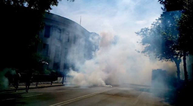 Митинг под Верховной Радой: подожгли фаеры, здание укутала стена дыма (фото)