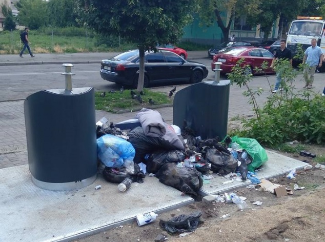Переполненные “подземные” мусорки в Киеве превращаются в свалки (фото)