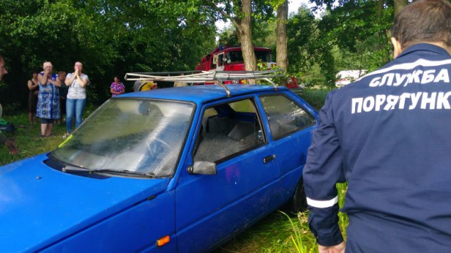 В реке Володарского района утонул автомобиль с водителем внутри (фото)