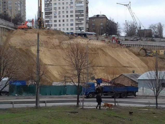 Алла Шлапак требует от руководства Печерской РГА укрепить подпорную стену на улице Киквидзе