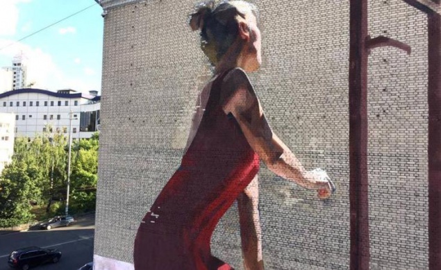 В Киеве появился новый мурал с изображением девушки