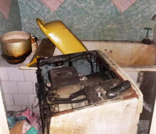 В Борисполе от взрыва стиральной машины вылетели стекла в доме (фото)