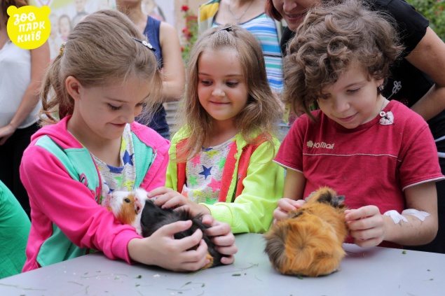 Работники Киевского зоопарка наведались к детям в “Охматдет” вместе с животными (фото)