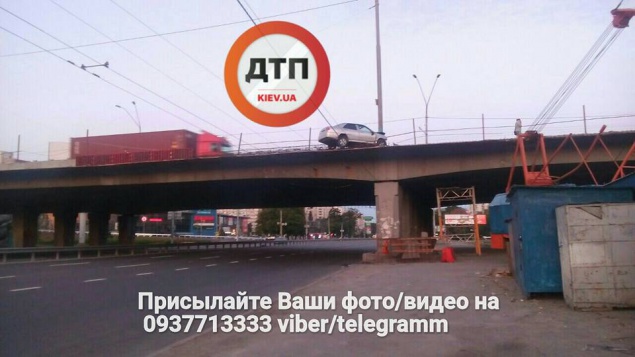 В Киеве голландец на Chery врезался в столб и повис на мосту (фото)