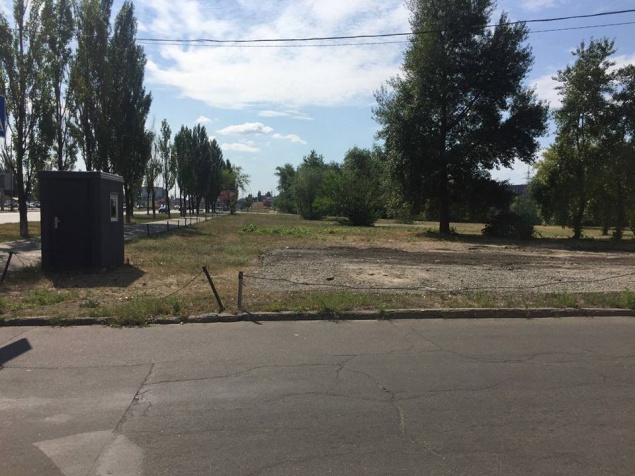КП “Киевпарктрансервис” строит незаконную парковку на берегу озера Вербное