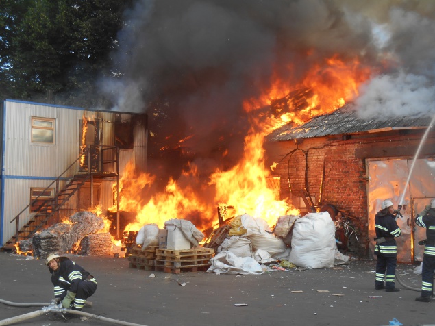 На Киевщине горел склад с вторсырьем (фото)