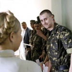 Украинцы доверяют только волонтерам и армии, но голосовать будут за Тимошенко и Порошенко, - результаты соцопроса