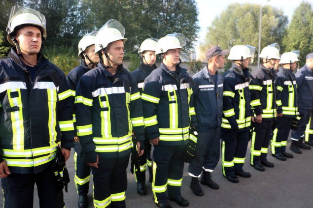 Киевские спасатели получили защитную одежду от правительства Германии