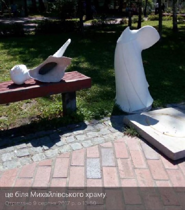Возле Михайловского собора в Киеве вандалы разрушили статую Ангела Просвещения (фото)