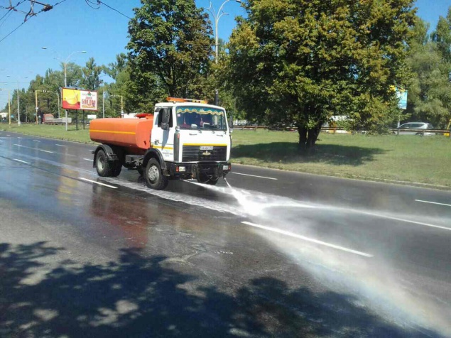 Полив дорог в жару позволит уберечь асфальтное покрытие - “Киевавтодор”