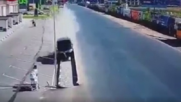 Под Киевом машина снесла забор и только чудом не зацепила маму с коляской (видео)