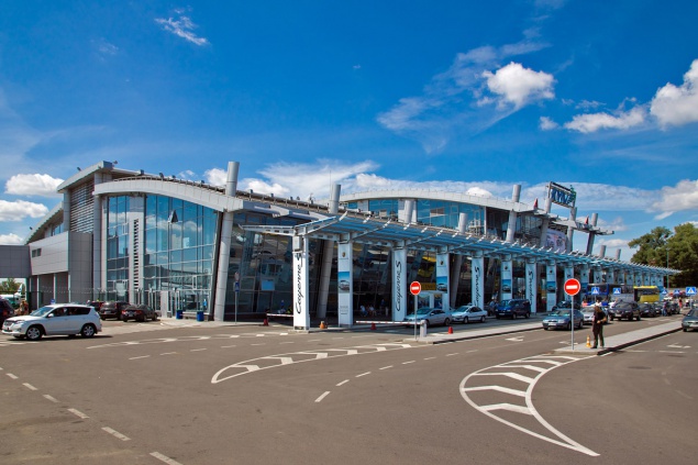 Около сотни украинских туристов застряли в аэропорту и не могут вылететь в Испанию