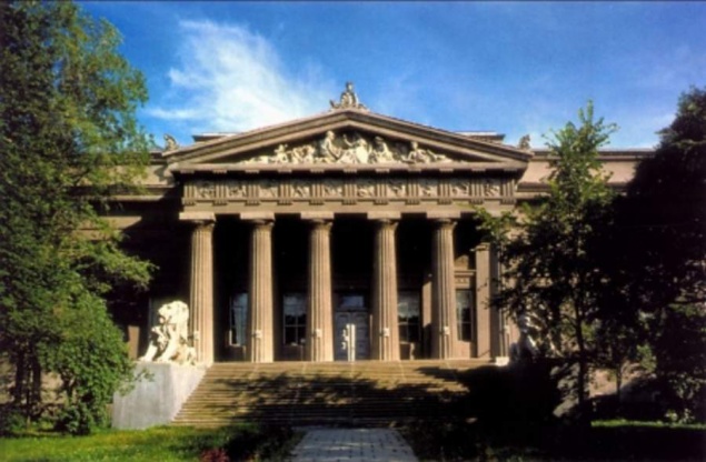 Двери Национального художественного музея Украины отреставрируют почти за 400 тыс. гривен